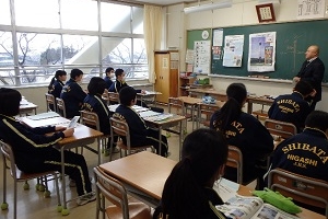 写真:板書もしながら電子基準点の説明