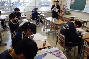 写真:赤青メガネを使って実体視を体験