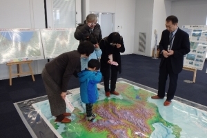 写真:ガリバー地図の床展示