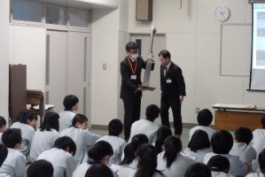 写真:電子基準点の模型による説明