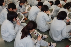 写真:赤青メガネを使って実体視を体験