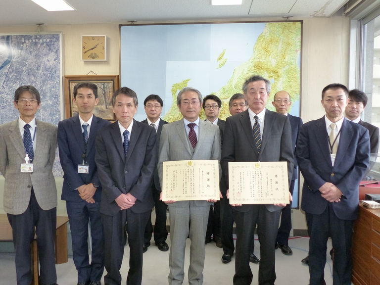 写真:贈呈を受けた2団体(前列右から2人目株式会社オリス 右から3人目株式会社ナカノアイシステム)
