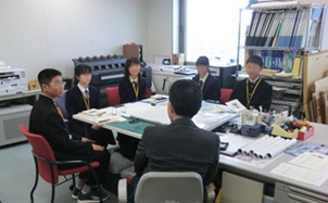 写真：次長を囲んだディスカッション