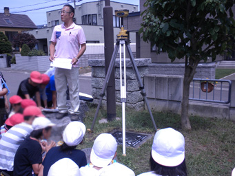 写真：GNSS測量の説明の様子