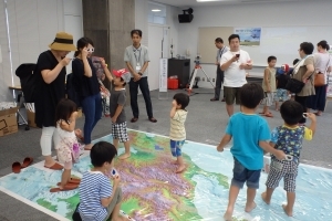 写真:ガリバー地図の床展示