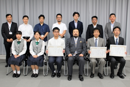 審査委員長と受賞者のみなさまの集合写真