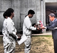 写真：最優秀賞カップ授与の様子