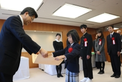 写真：表彰状を受け取る楳木さん