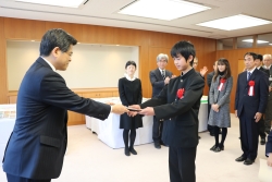 写真：表彰状を受け取る杉江さん