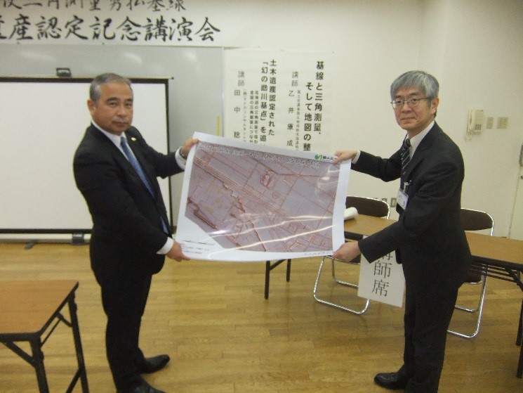写真：赤色立体図をむかわ町に贈呈