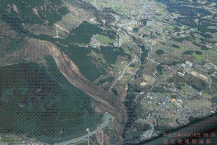 阿蘇大橋周辺の土砂崩れ箇所の斜め写真(熊本県南阿蘇河陽地区)