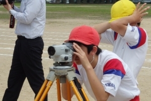 写真:グラウンドでの測量体験学習の様子