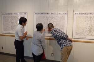 写真:「地図と空中写真で見る妙高市役所の周辺」を見学する様子 その1