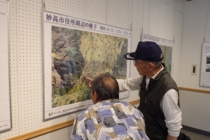 写真:「地図と空中写真で見る妙高市役所の周辺」を見学する様子 その2