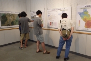 写真:「防災に役立ついろいろな地図」を見学する様子 その1
