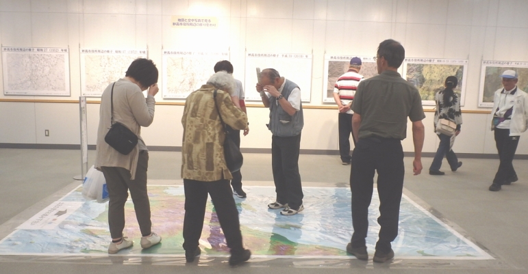 写真:ガリバー地図体験の様子