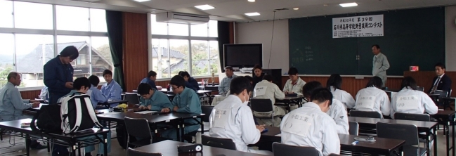写真:内業の様子