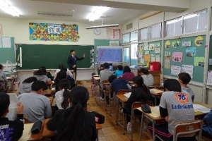 写真:身近にある呉羽山断層の説明