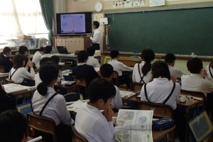 写真:教室において地図や空中写真などの学習その1