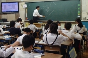 写真:教室において地図や空中写真などの学習その2