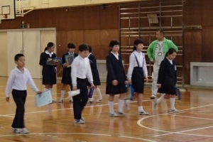 写真:体育館において測量体験学習(歩測体験)