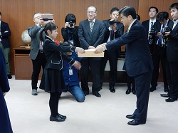 写真:表彰状を受け取る荒井さん