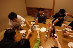 写真４）談話室にて