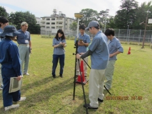 写真１：GPSによる高精度な位置計測（実習場）