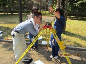 写真２：正確な高さを求めるための測量