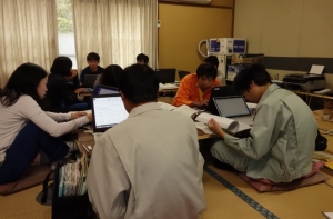 写真４：宿にて観測結果の整理