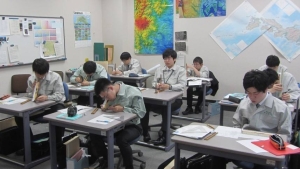 図1：教室の様子。測量に用いる器械（アリダード）を点検中。