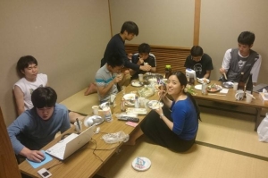 図4：とある休日の談話室（和室）の様子。みんなで夕食。