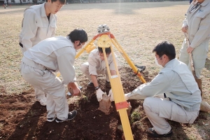 図１．測量実習の様子。三角点の埋設練習。（国交大）