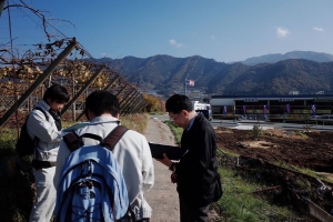 図３．地図編集実習。現地で地形図と現況を確認。（山梨県塩山地域）