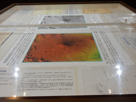 写真：平台（地理院地図より作成：色別標高図・陰影起伏図）