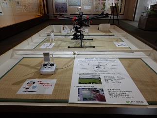 写真:平台(ドローン及びVLBIアンテナペーパークラフト展示)