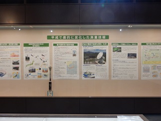 写真:平成で劇的に変化した測量技術パネル