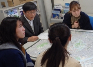写真:御即位記念地図閲覧の様子