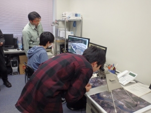 写真:実体鏡を使った実体視に挑戦の様子