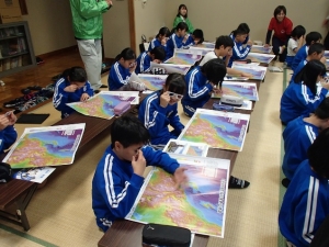 写真:3D地図体験の様子