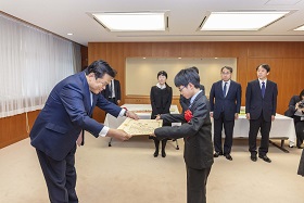 写真：表彰状を受け取る桐谷さん