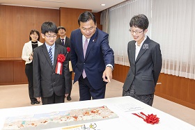 写真：赤羽国土交通大臣に作品の説明をする桐谷さん