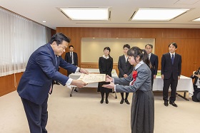 写真：表彰状を受け取る荒井さん