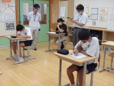 写真:地図記号を考える先生と生徒