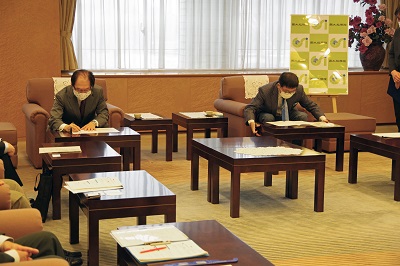 協力協定書署名の様子