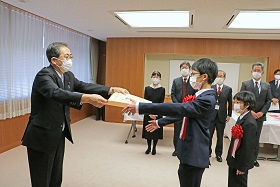 写真：表彰状を受け取る姫野さん