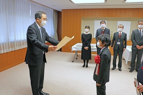 写真：表彰状を受け取る坂さん