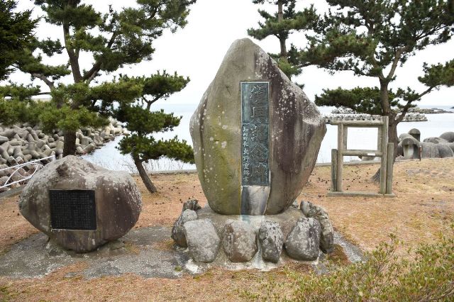 復興記念碑の写真